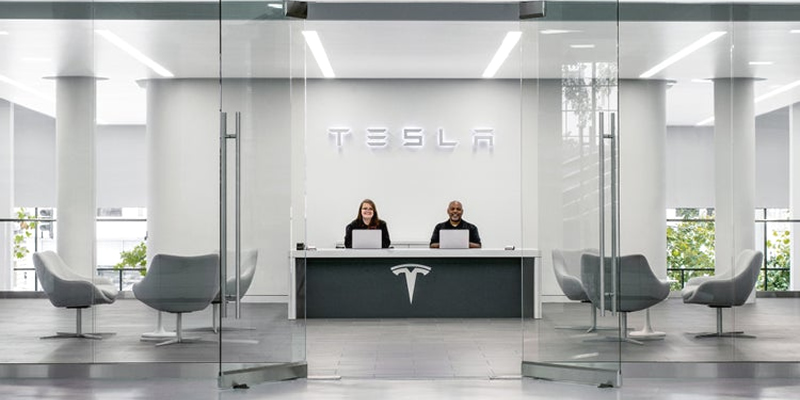 Що дивує (і шокує) співробітників Tesla на роботі