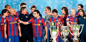 Игроки «Барселоны» и шесть трофеев клуба, завоеванные  в сезоне 2009-2010