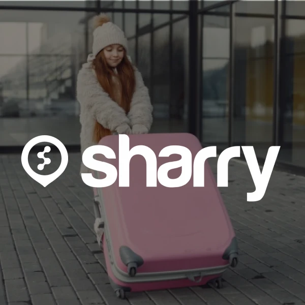 логотип і назва компанії Sharry на фоні дівчинки з валізою