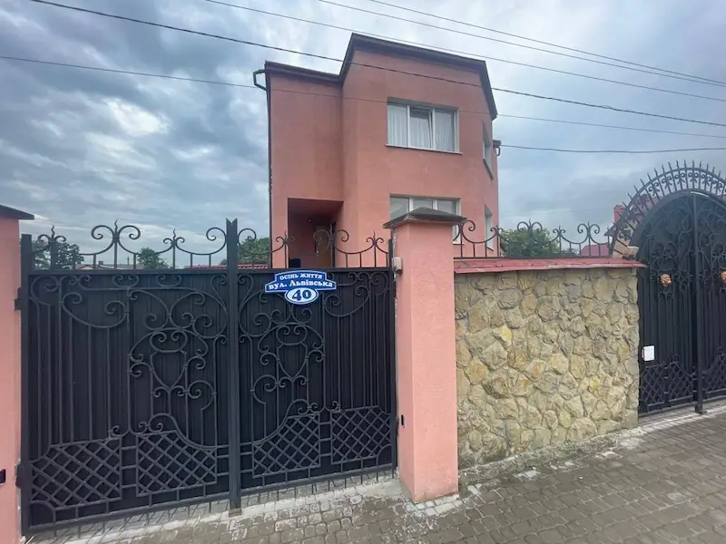 Пансіонат для людей похилого віку в Брюховичах