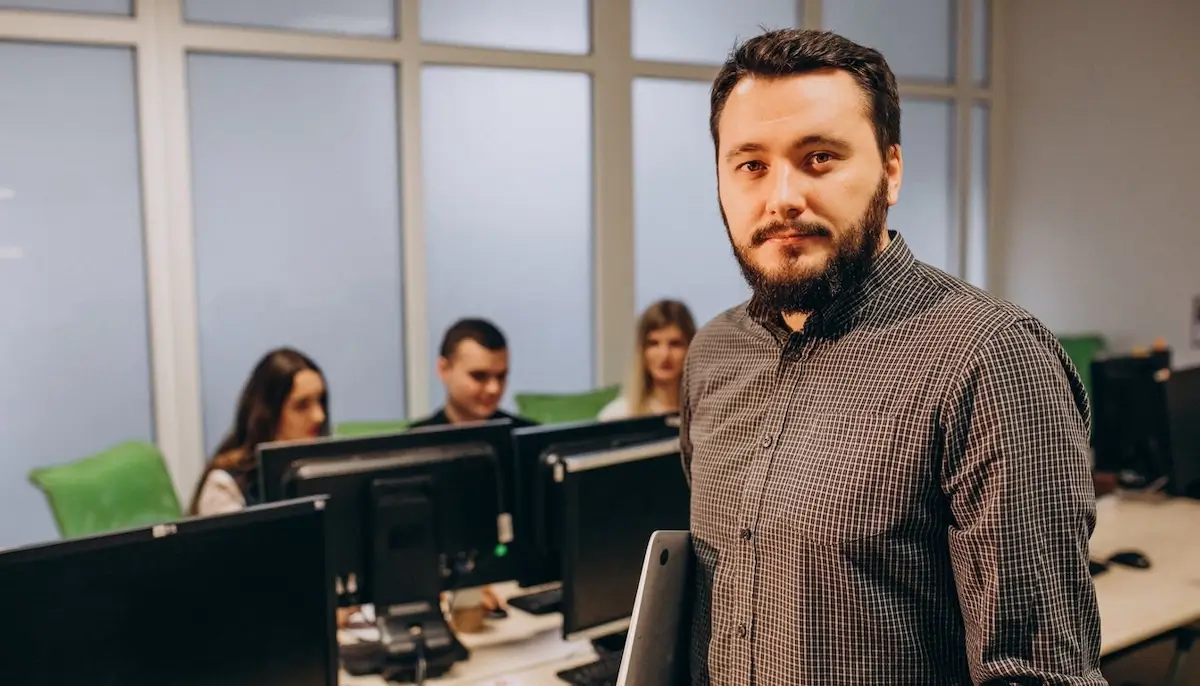 ІТ-спеціаліст у штаті компанії на робочому місці в офісі
