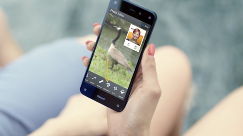 Смартфон Fire Phone оснащений додатком, який дозволяє споживачу зв’язатись з центром обслуговування клієнтів Amazon через веб-камеру